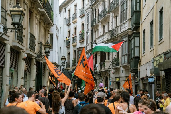 Peut-on doubler un scooter : les règles sur la ligne blanche ?